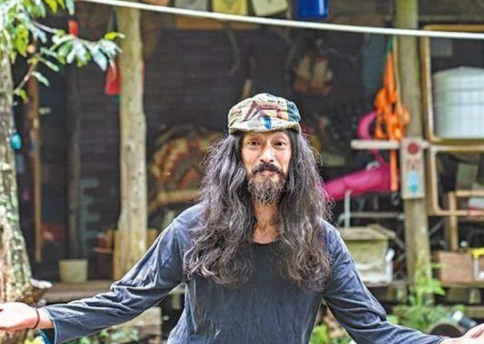 男神|著名男星息影10年，携妻女归隐山林，昔日男神今活成“野人”