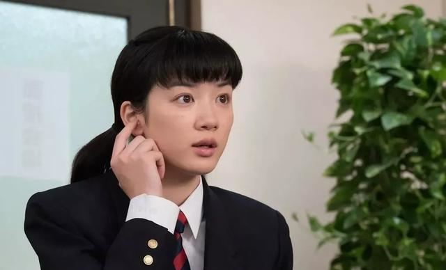 黄玲|黄玲音乐节摔落舞台仍坚持表演完：不矫情，是一个人最好的心态