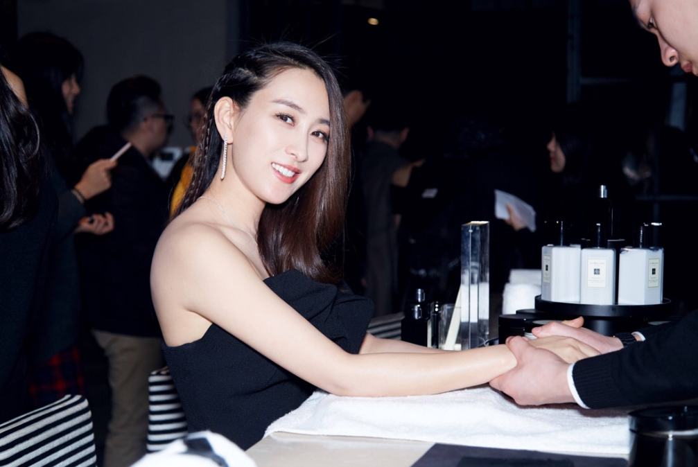 马苏|38岁的马苏有多真实？没了10级美颜滤镜后，网友：这不是我们村的村花吗？