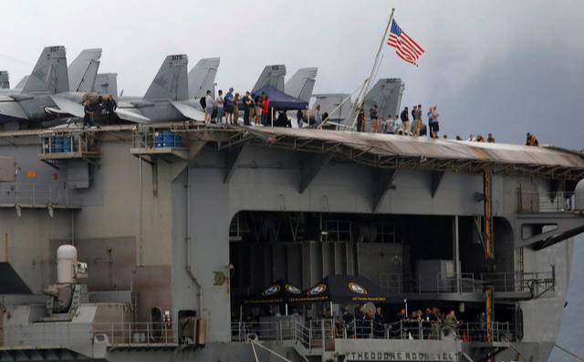 「罗斯福」南海要起风了？美航母舰员挂旗帜表明志向，军官：要让中国胆寒