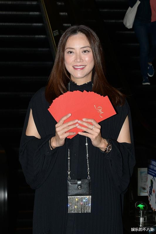 「谢霆锋」她未婚生子, 谢霆锋愿养她一辈子, 今48岁撑起香港娱乐圈半壁江山