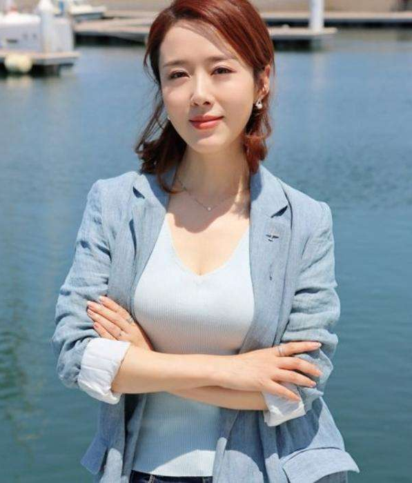 「宝莲灯」她是《宝莲灯》中的“第一美人”，过得怎样了？如今51岁魅力不减当年