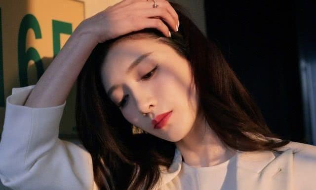 「江疏影」江疏影烈焰红唇，尽显魅力，穿黑色长裙气场全开