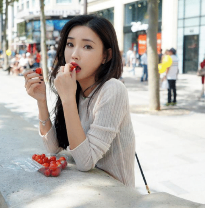 「邱淑贞」被发掘时才读大二，3部电影狂捞26亿，超越邱淑贞成“最美晶女郎”!