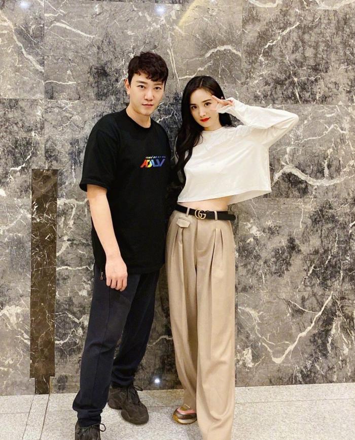 穿衣搭配@杨幂太会穿搭，针织衫搭配同色红唇，妆容精致太优雅