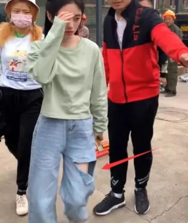 鹿晗■鞠婧祎素颜进组被偶遇，却被破洞裤抢镜?，看清造型：徒手撕的？
