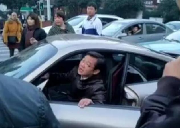 黄家驹|他把黄家驹念成“黄家狗”,以为能逗观众大笑,却毁了大好前程