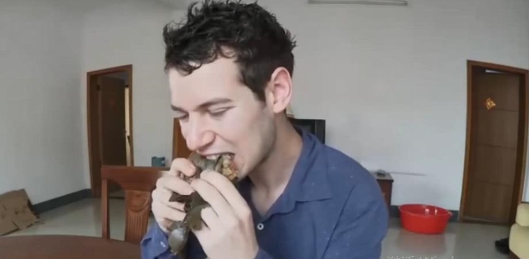 『皮蛋』老外吐槽中国的食物太难吃了, 看到手里的食物, 网友: 你倒是去皮呀