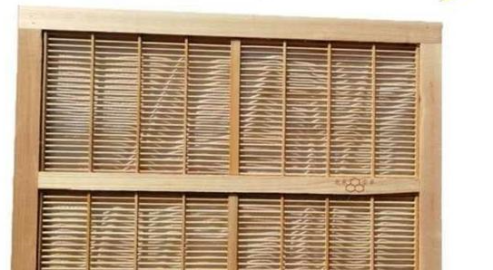 『』我的中蜂隔板外有很多蜂，也不造脾，也不产王台，只有少量雄蜂，请问正不正常？