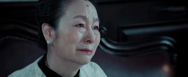 燃烧：《燃烧》赵月娥逼许军“退位”，许佳桐偷听内容，为何会恐惧的掉眼泪？