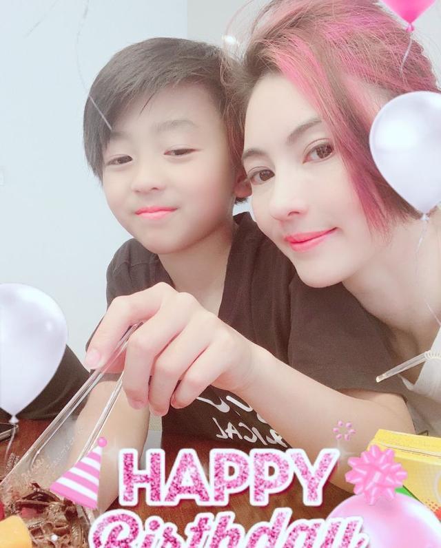 张柏芝@张柏芝小儿子再曝光!金发加混血比俩哥哥帅,亲爸比谢霆锋完美?