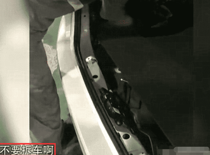 「动力」男子花50万新买的宝马车放4S店贴膜，吃个饭回来气炸：不要拆车啊！