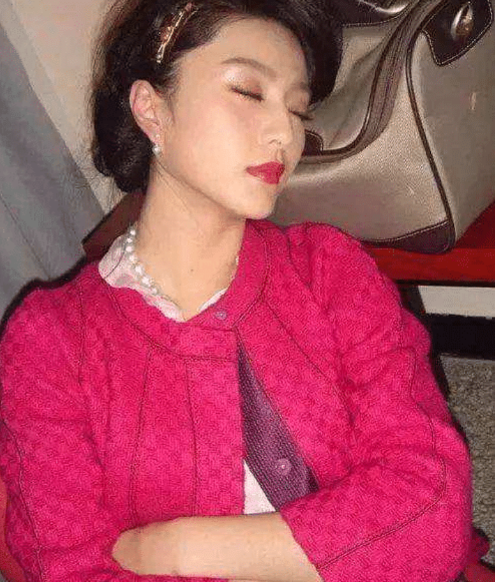 女星睡觉遭偷拍,范冰冰睡姿美艳,杨颖睡姿太销魂,却都输给了她!