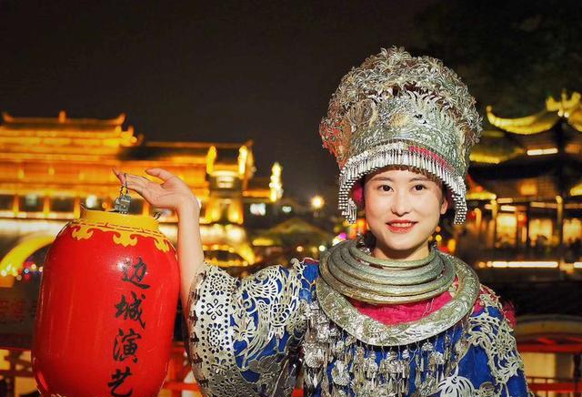 凤凰古城|凤凰古城“凉了”，国庆第一天景区游人寥寥可数，你还愿意去吗？