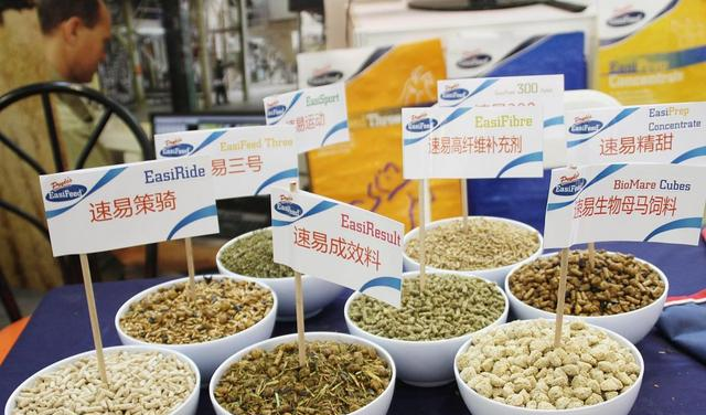 「」颗粒、破竿、马扎：一套看似外行的装备，却演绎出饲料钓鱼的精髓