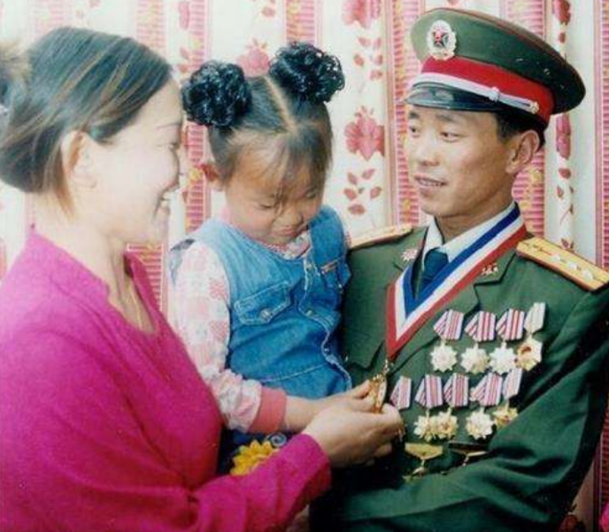 颜夕趣史|那名在亡妻坟前一跪，感动国人的英雄，他如今过得好吗？