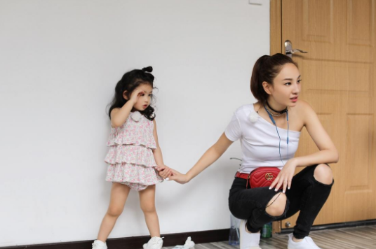 黄鸿升|都说戚薇一家三代共用一张脸，当看到郑希怡的妈妈和女儿，才知道基因的强大