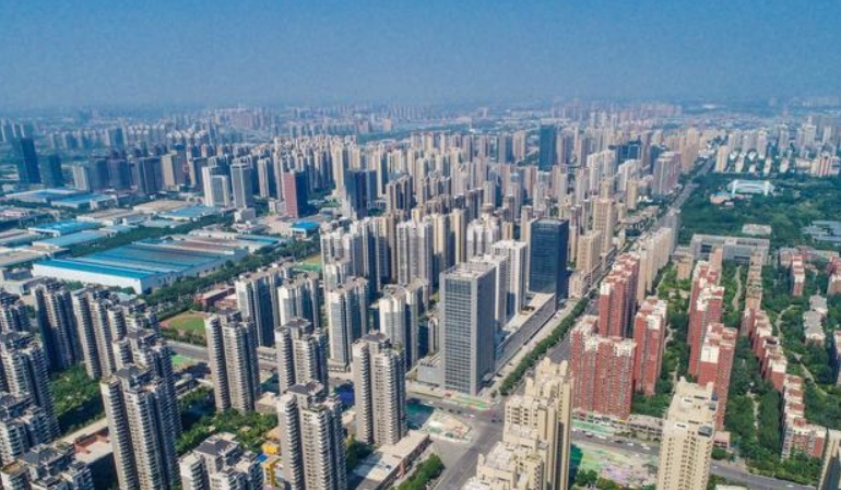 轰的一声：一个千亿房企的突然倒下了，释放出了重要信号