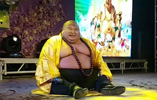 颜夕趣史|小伙因长相酷似弥勒佛,被富婆看上带回家“供养”,后来怎样