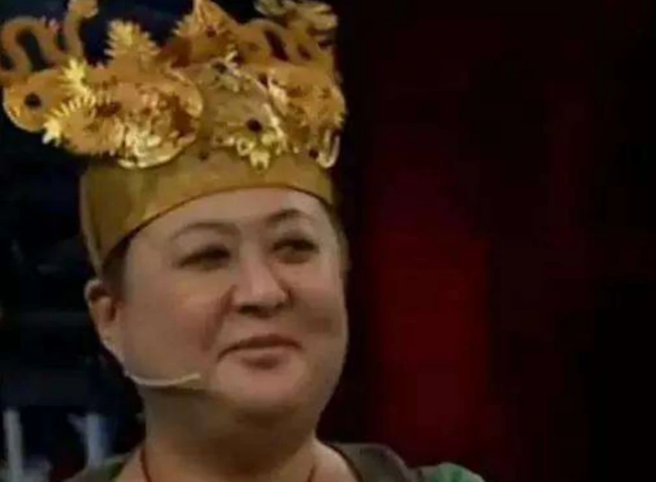 颜夕趣史|农村大妈去参加鉴宝，头戴凤冠上台，专家：赶紧给摘下来