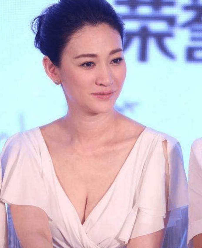 李小冉▲44岁林心如撞上44岁李小冉，明明是同龄人，看上去却差别很大