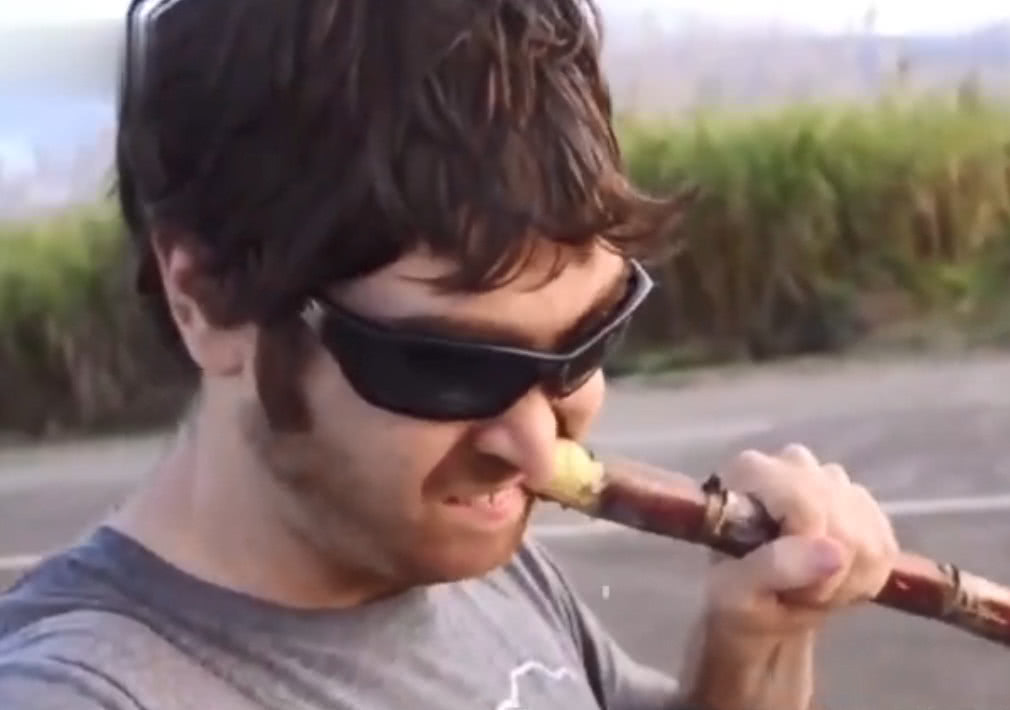 水果@美国人吃中国水果吃得“脸红脖子粗”,直言:挺好吃,就是喉咙痛