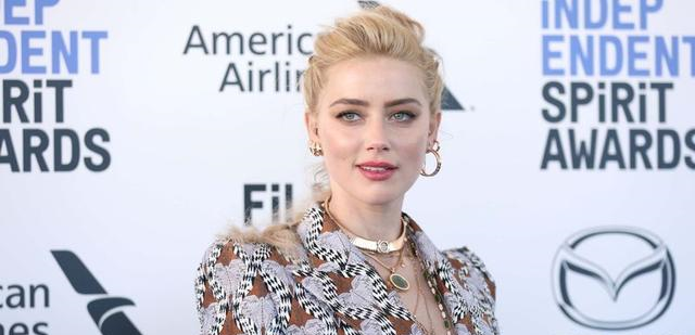 「李沁」在法庭播放艾梅柏·希尔德承认殴打德普录音时,她竟边笑边嚼饼干