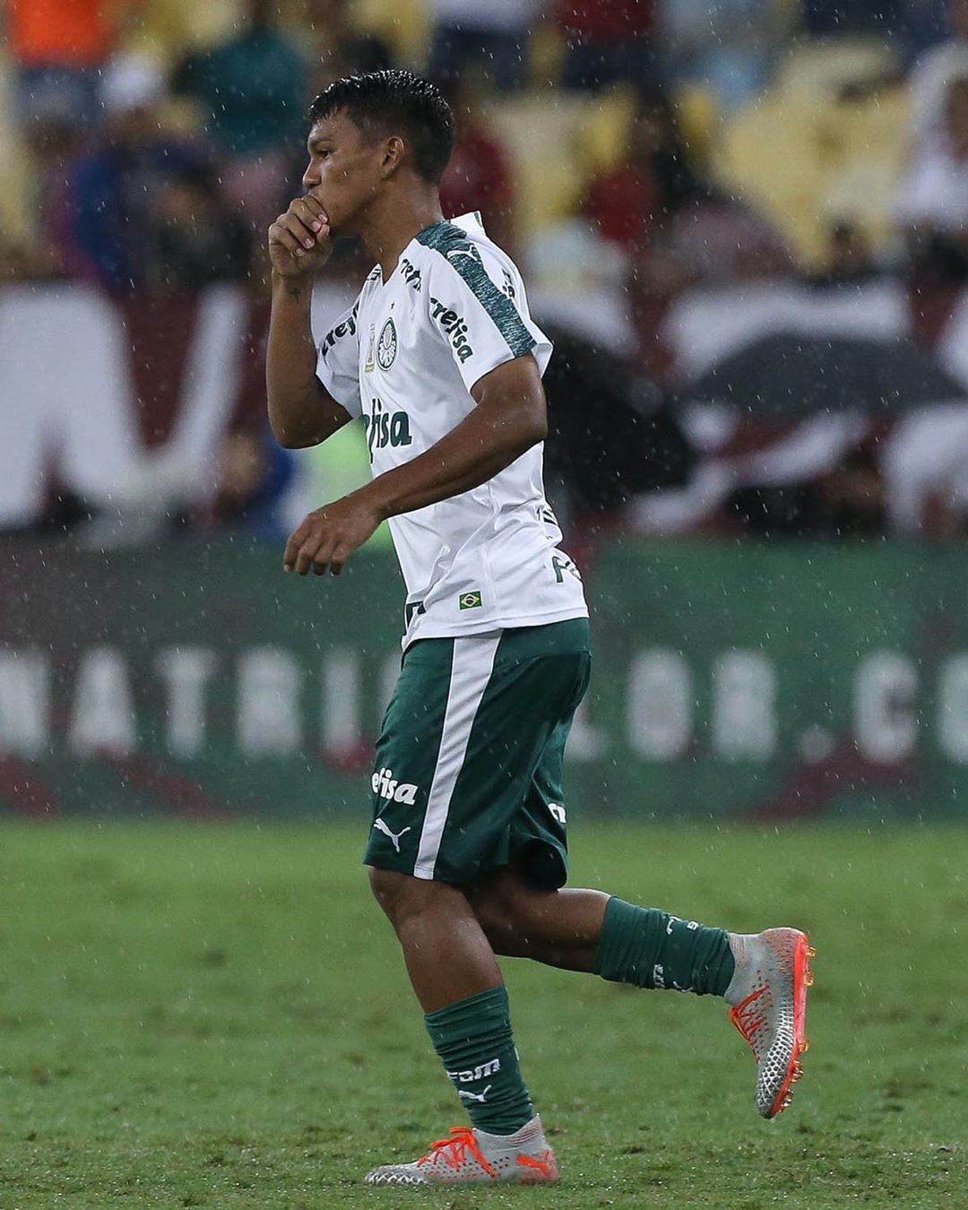 巴西队:巴萨盯上17岁巴西超新星,结合速度与技术的爆点,要价高达3000万