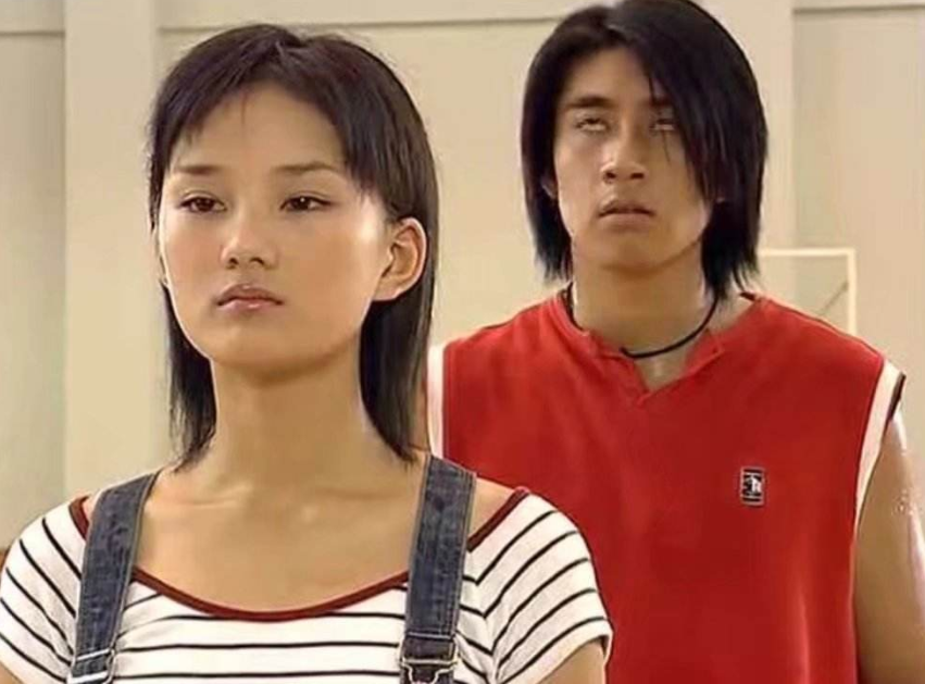萧晴：有一种“整容”叫17年后的萧晴，掀刘海化浓妆，美到心脏砰砰跳！