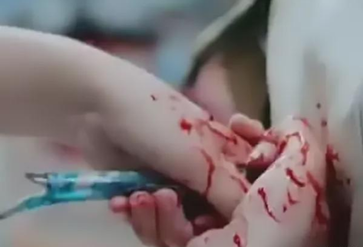 『周冬雨』史上最“尬”穿帮镜头，大妈演鬼子就忍了，看到周冬雨：手在干嘛？