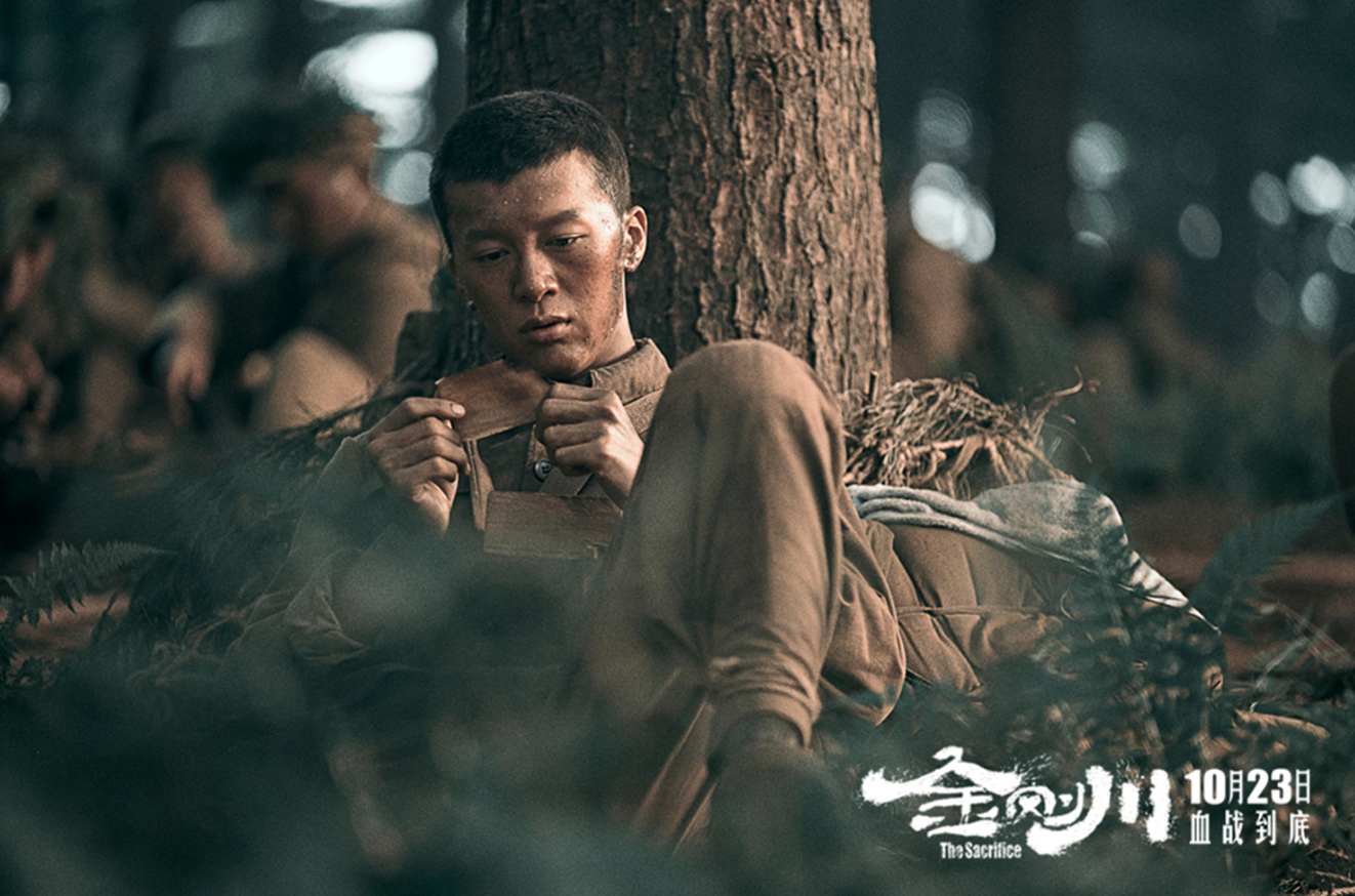 黄轩|夺冠17天《金刚川》被赶下宝座，这部耗资4亿R级大片拿下票房第一