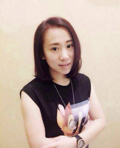 『赵本山』她22岁被赵本山带上春晚，成名后开百万路虎，如今却抛弃丈夫儿子