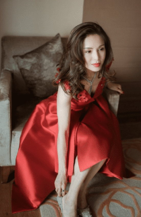 [李若彤]李若彤终于撕下“小龙女”标签，学会放开后让人心动，52岁仍然韵味十足