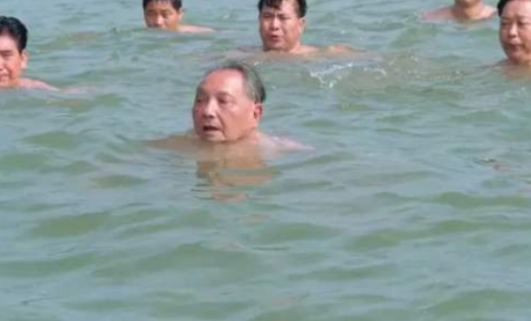 八宝山|邓小平逝世后，为何没安葬在八宝山，而是将骨灰洒向了大海？