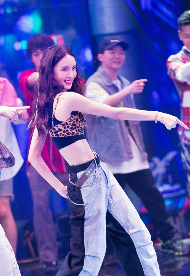 金晨|金晨现身《这就是街舞》，腹肌热舞引热议，搞笑回应：腹肌在哪儿？