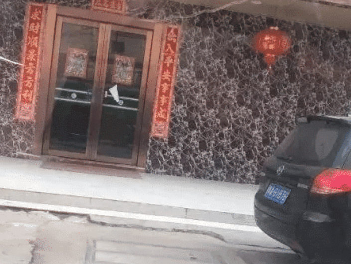 迪丽热巴|足疗店妹子神似迪丽热巴，被网友重度围观后，足疗店关门大吉！