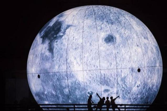 『月球』在月球上睡24小时, 相当于地球多少年? 科学家的回答出乎意料