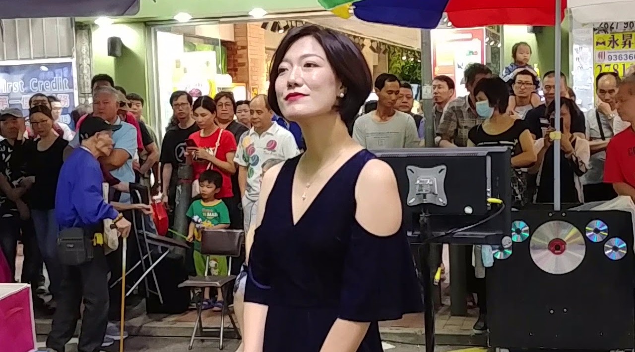 『东方卫视』曾经是《星光大道》冠军,春晚压轴与李谷一合唱,如今沦落街头卖唱