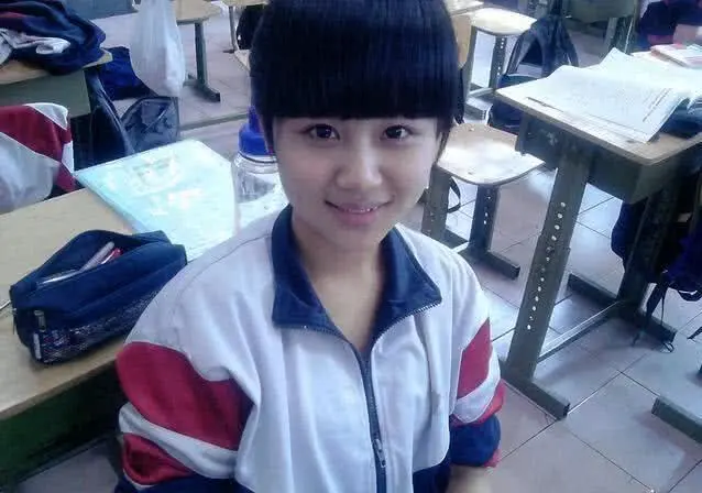 『陈钰琪』90后小花们的高中照：陈钰琪五官已经非常精致，宋祖儿是港风美女