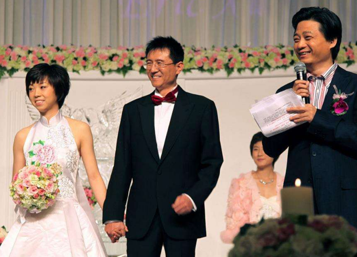 奥运冠军|他和袁立同居12年，却转身娶了奥运冠军，今59岁成人生赢家！