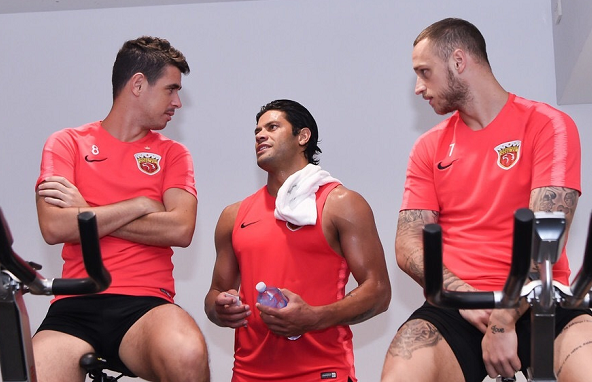 迈克·泰森：上港三外援压哨入境！临时包机+时速1000公里/小时，23点49分抵达