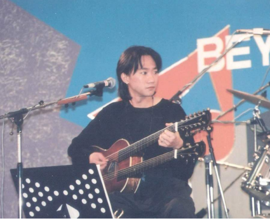 抖音：曾赢了黄家驹拿下金曲奖，如今靠抖音再度走红，网友：都成“神曲”了