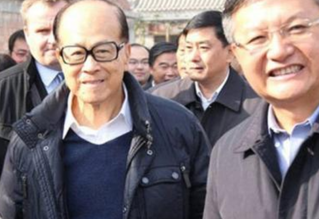 「李嘉诚」李嘉诚开始慌了，4000亿资产或被没收，开始重启对大陆投资