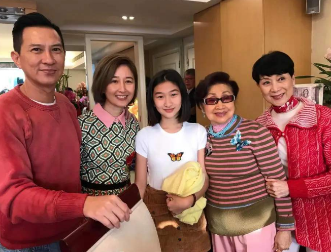 关咏荷|有种“整容式长大”叫张家辉女儿，完美避开爸爸基因，五官和关咏荷复制粘贴