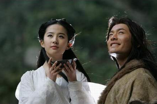 小龙女|三个版本的小龙女“睡绳子”，一人天然仙，一人却让网友操碎了心