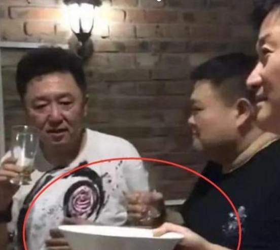 娱乐圈|娱乐圈的五大酒鬼，吴京27瓶啤酒垫底，最后一位酒量吓的妻子离婚