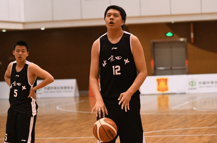 |唯一被父亲阻止的“球二代”,15岁身高达到2.05米,天赋克制不住