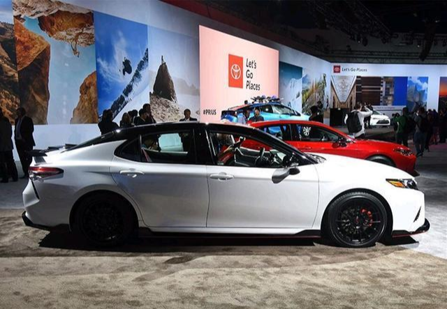 丰田凯美瑞|全新凯美瑞来了，V6引擎+升降尾翼，雅阁看了这个数据也没辙！