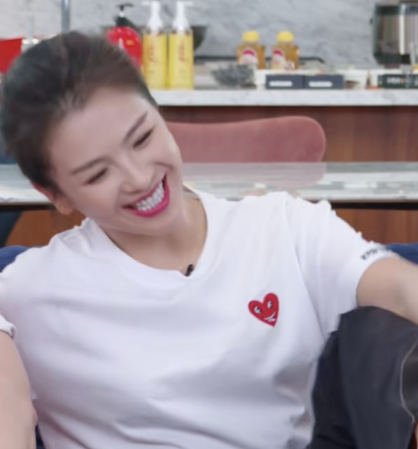 「刘涛」刘涛遵守承诺直播倒立，显露出富态曲线美，期待再来一次五折房子