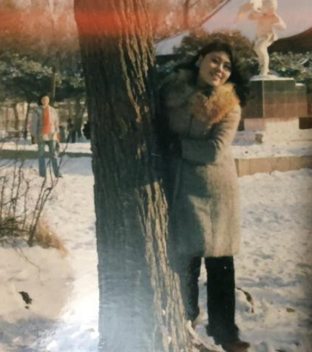 []女子为照顾双亲53岁未嫁，如今患重病，无依无靠悲伤流泪！